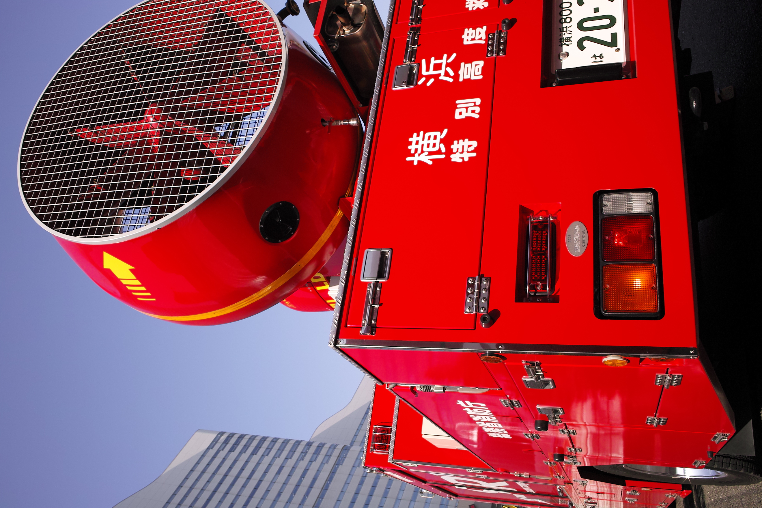 <b>赤の再現はデジタルカメラが苦手な部分と言われている。JPEGでも消防車の赤色が良く出ているが、ストレート現像では一段と鮮烈な赤を表現できた。オートは明るめでパリッとした仕上り。共通設定：DP1x / 2,640×1,760 / 1/160秒 / F8 / 0EV / ISO100 / 絞り優先AE / WB:晴れ / 16.6mm</b>