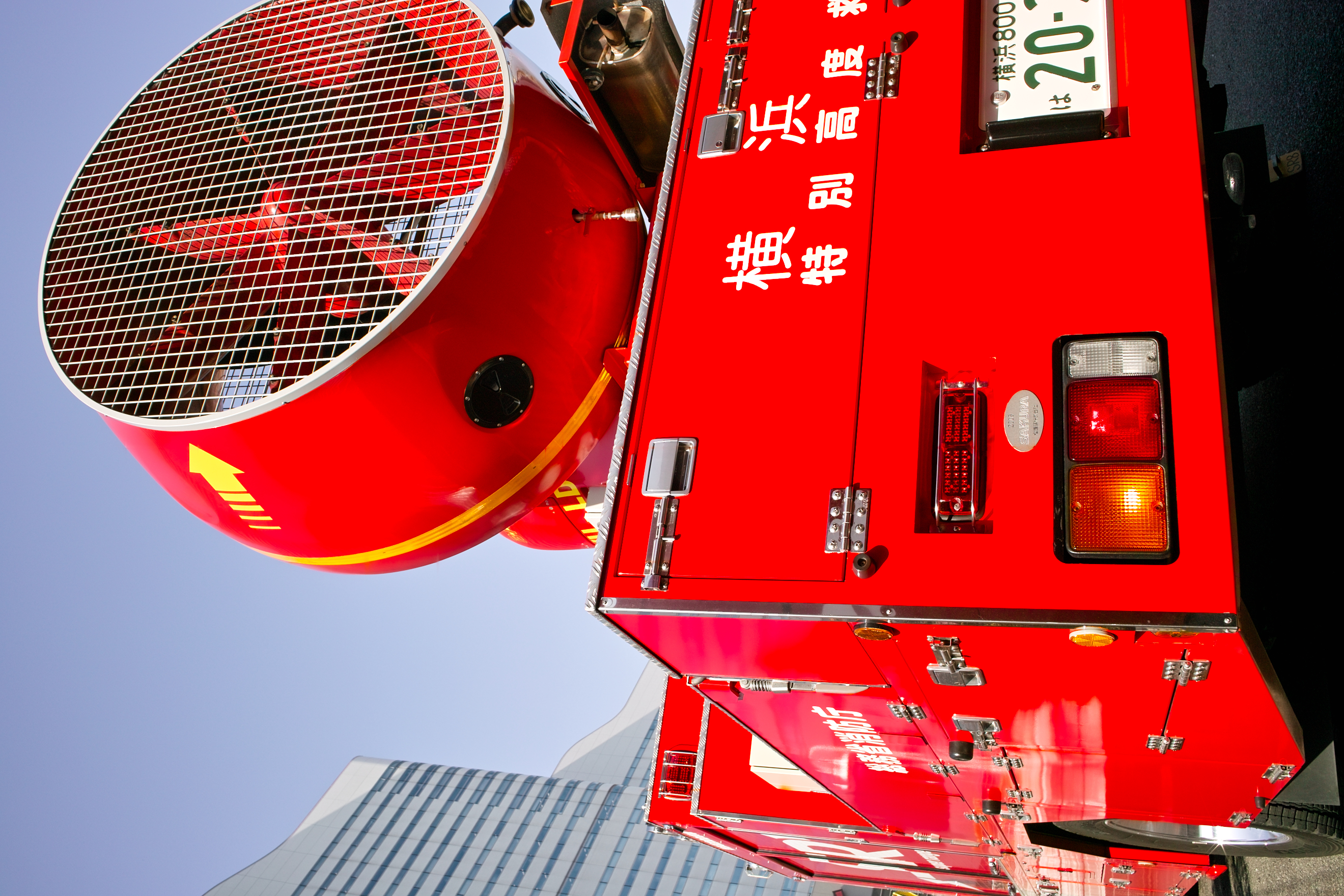 <b>赤の再現はデジタルカメラが苦手な部分と言われている。JPEGでも消防車の赤色が良く出ているが、ストレート現像では一段と鮮烈な赤を表現できた。オートは明るめでパリッとした仕上り。共通設定：DP1x / 2,640×1,760 / 1/160秒 / F8 / 0EV / ISO100 / 絞り優先AE / WB:晴れ / 16.6mm</b>