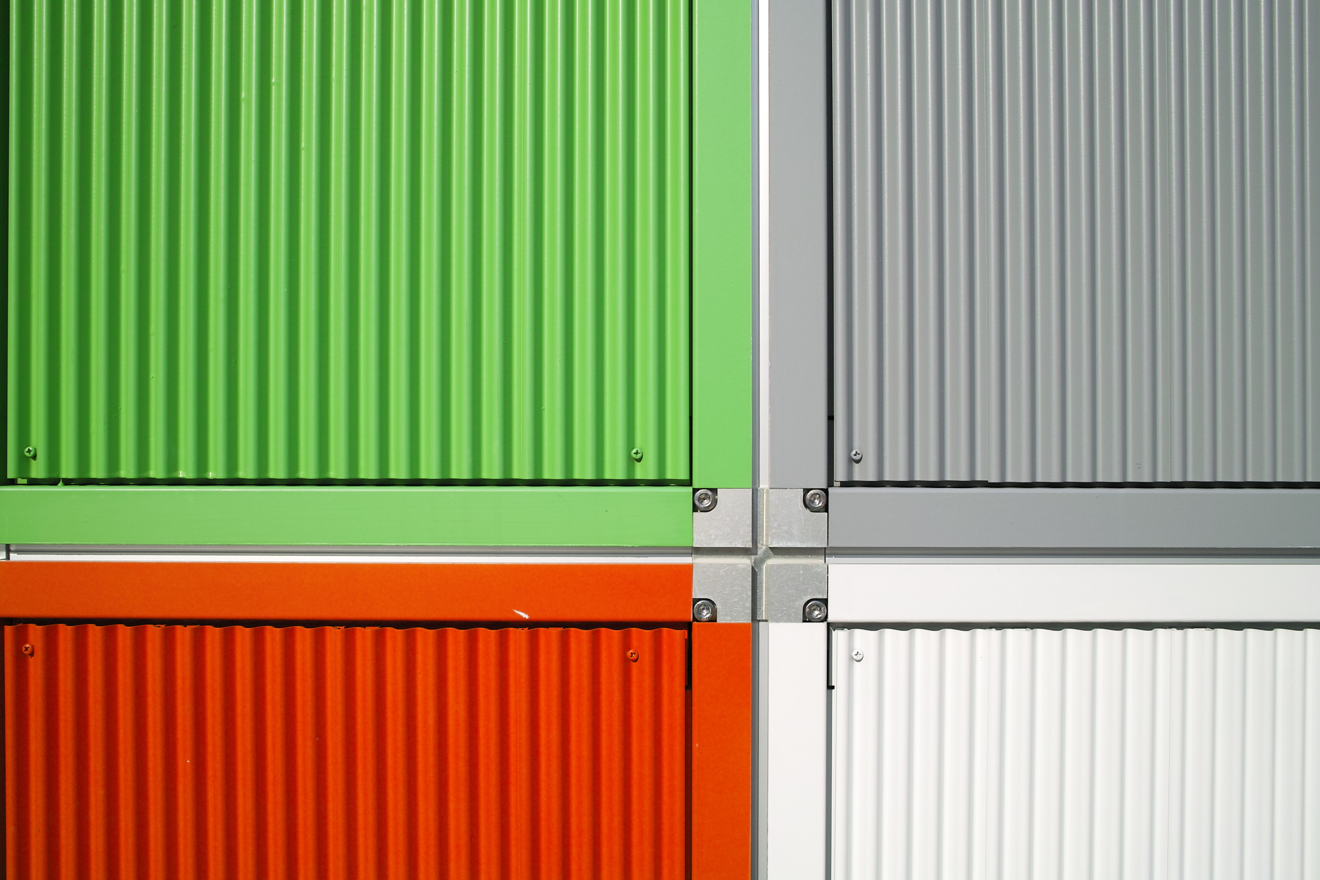 <b>これも、JPEGに比べてストレート現像は高彩度な絵になった。注目して欲しいのは赤や緑の部分。JPEGではもやもやとしたノイズのような模様が見えるが、ストレート現像では綺麗になくなっている。共通設定：DP1x / 2,640×1,760 / 1/320秒 / F8 / 0EV / ISO100 / 絞り優先AE / WB:オート / 16.6mm</b>