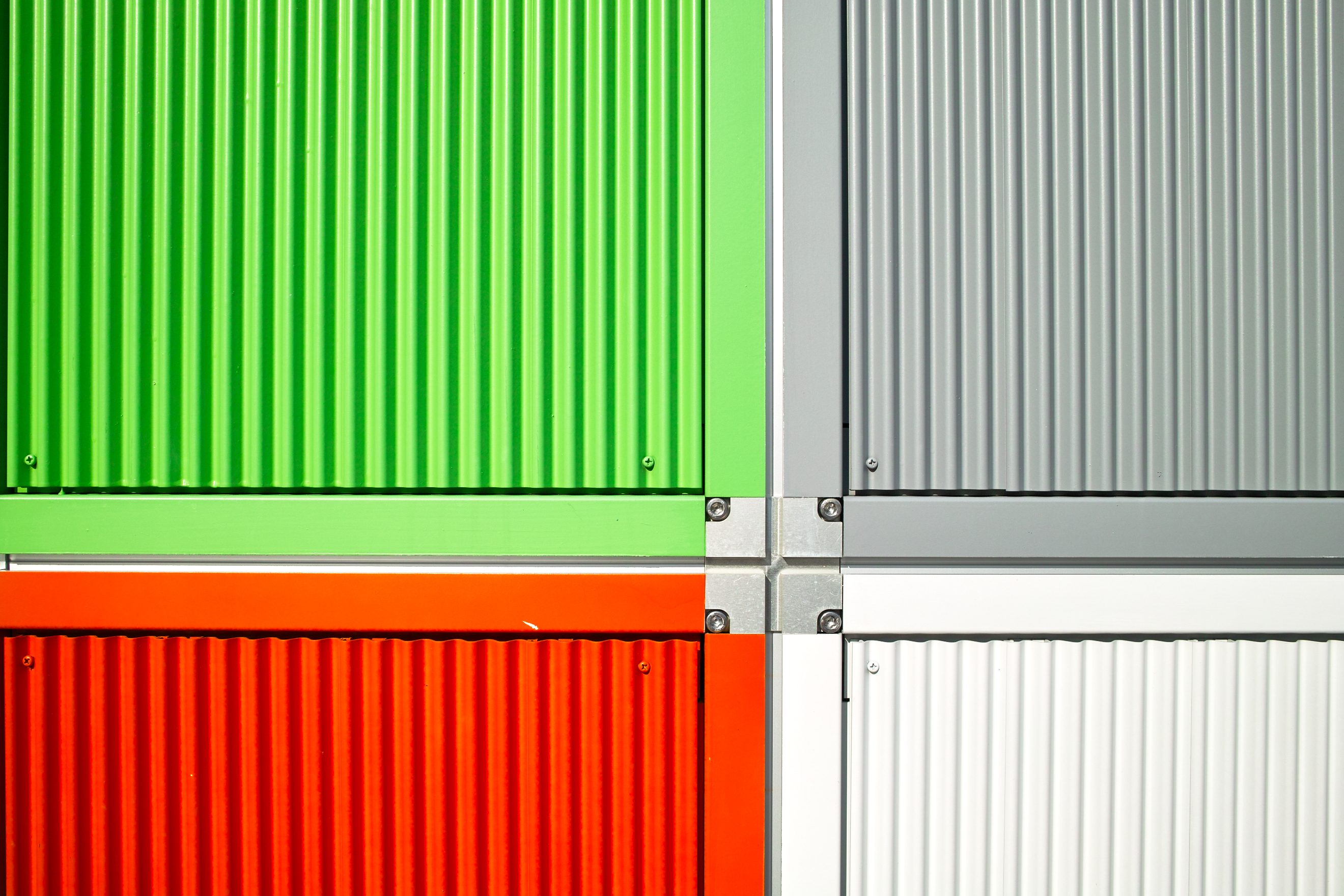 <b>これも、JPEGに比べてストレート現像は高彩度な絵になった。注目して欲しいのは赤や緑の部分。JPEGではもやもやとしたノイズのような模様が見えるが、ストレート現像では綺麗になくなっている。共通設定：DP1x / 2,640×1,760 / 1/320秒 / F8 / 0EV / ISO100 / 絞り優先AE / WB:オート / 16.6mm</b>