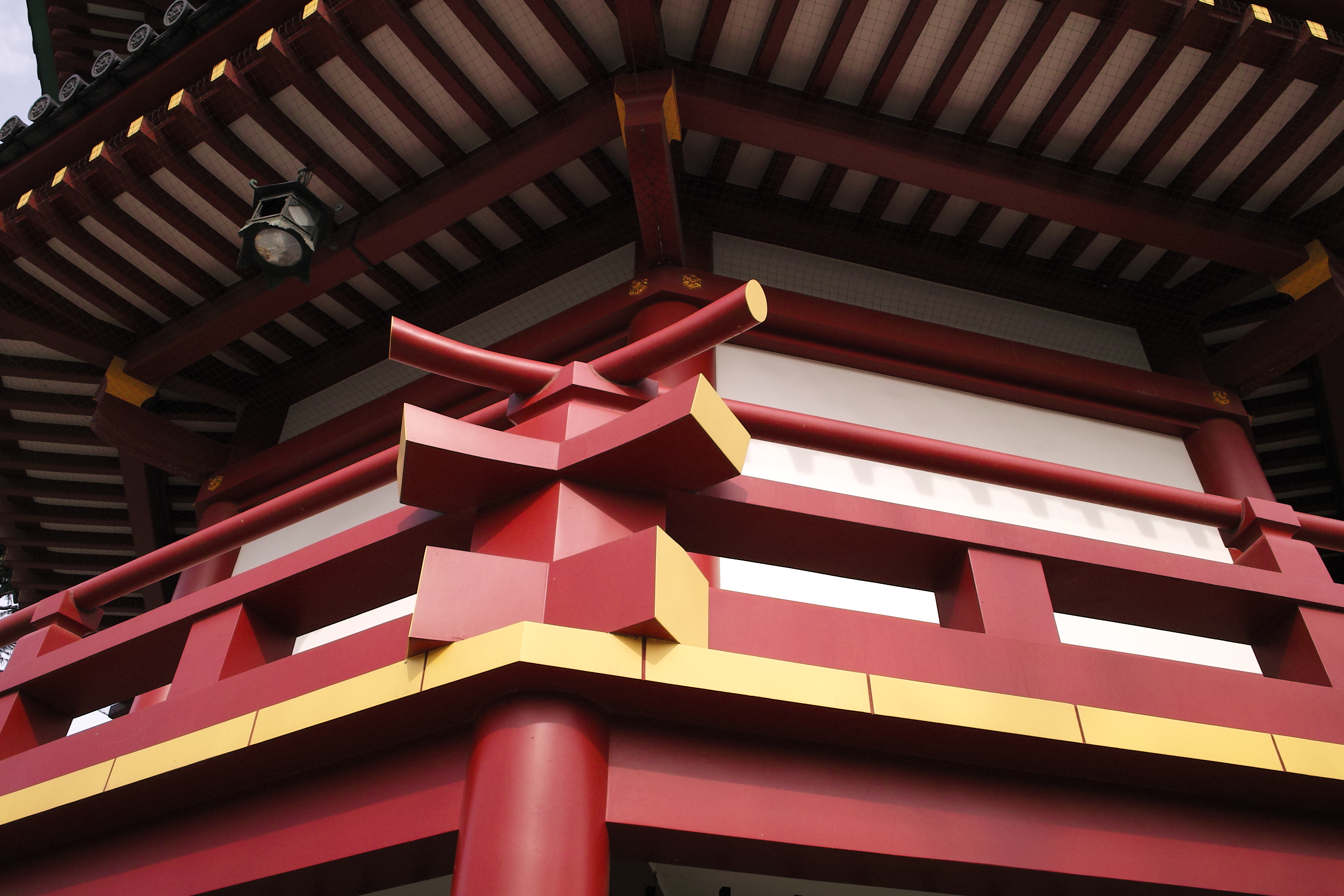 <b>今度はお堂の朱色をみる。JPEGよりもストレート現像が彩度があって重厚な仕上りだ。色調もJPEGがややマゼンタよりだったのが、ストレート現像ではややグリーンよりになっているがストレート現像のほうが自然だ。上のサンプルと同様にノイズのようなもやもやも減った。共通設定：DP1x / 2,640×1,760 / 1/125秒 / F8 / 0EV / ISO100 / マニュアル / WB:晴れ / 16.6mm</b>