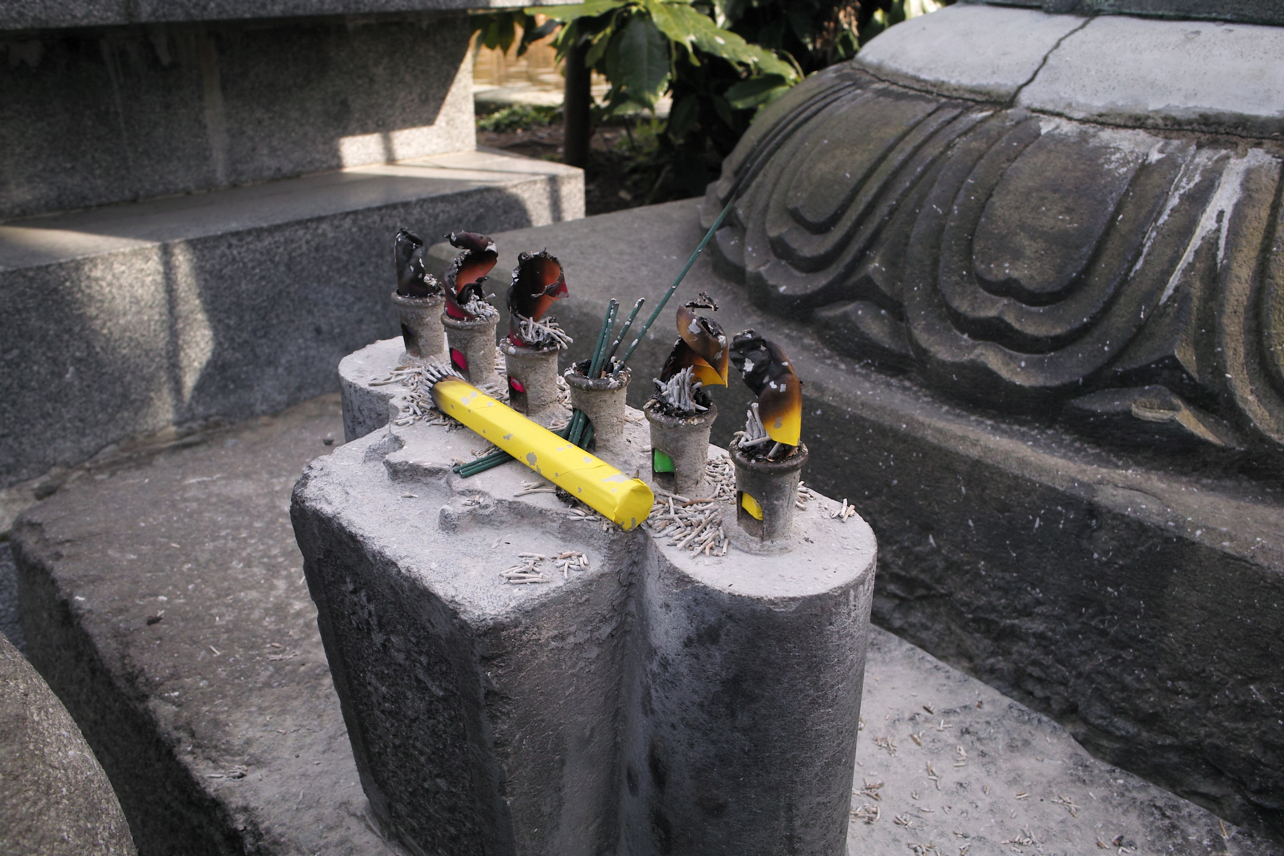 <b>ここでも、JPEGとストレート現像では解像感はほぼ変らない。色調とコントラストがやや変化しているがストレート現像のほうが落ち着いた仕上りだ。石の質感もストレート現像の方が好ましく感じた。オートはオーバーな仕上りに。共通設定：DP1x / 2,640×1,760 / 1/80秒 / F8 / 0EV / ISO100 / マニュアル / WB:晴れ / 16.6mm</b>