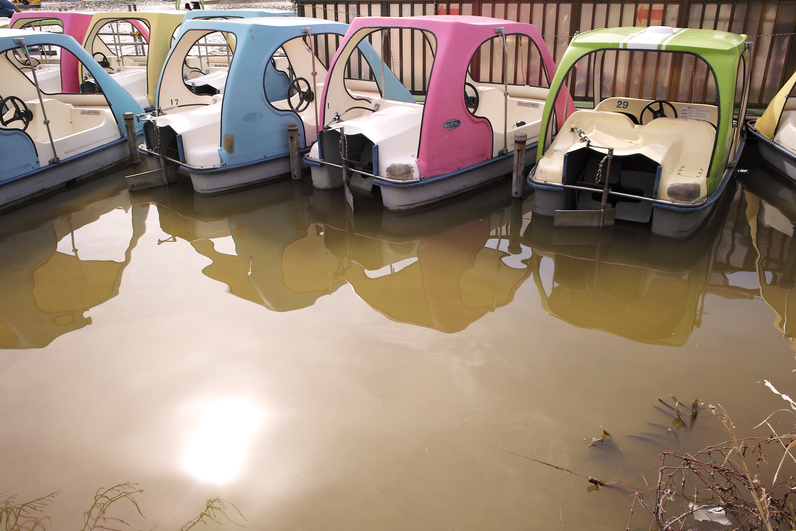 <b>JPEGに比べると、ストレート現像はマゼンタよりの色調が取れてより自然になった。ボートの色は、水色、ピンク、黄緑とも少し変化しているのが興味深い。このショットではオートが健闘しているように思った。共通設定：DP1x / 2,640×1,760 / 1/125秒 / F8 / 0EV / ISO100 / マニュアル / WB:晴れ / 16.6mm</b>