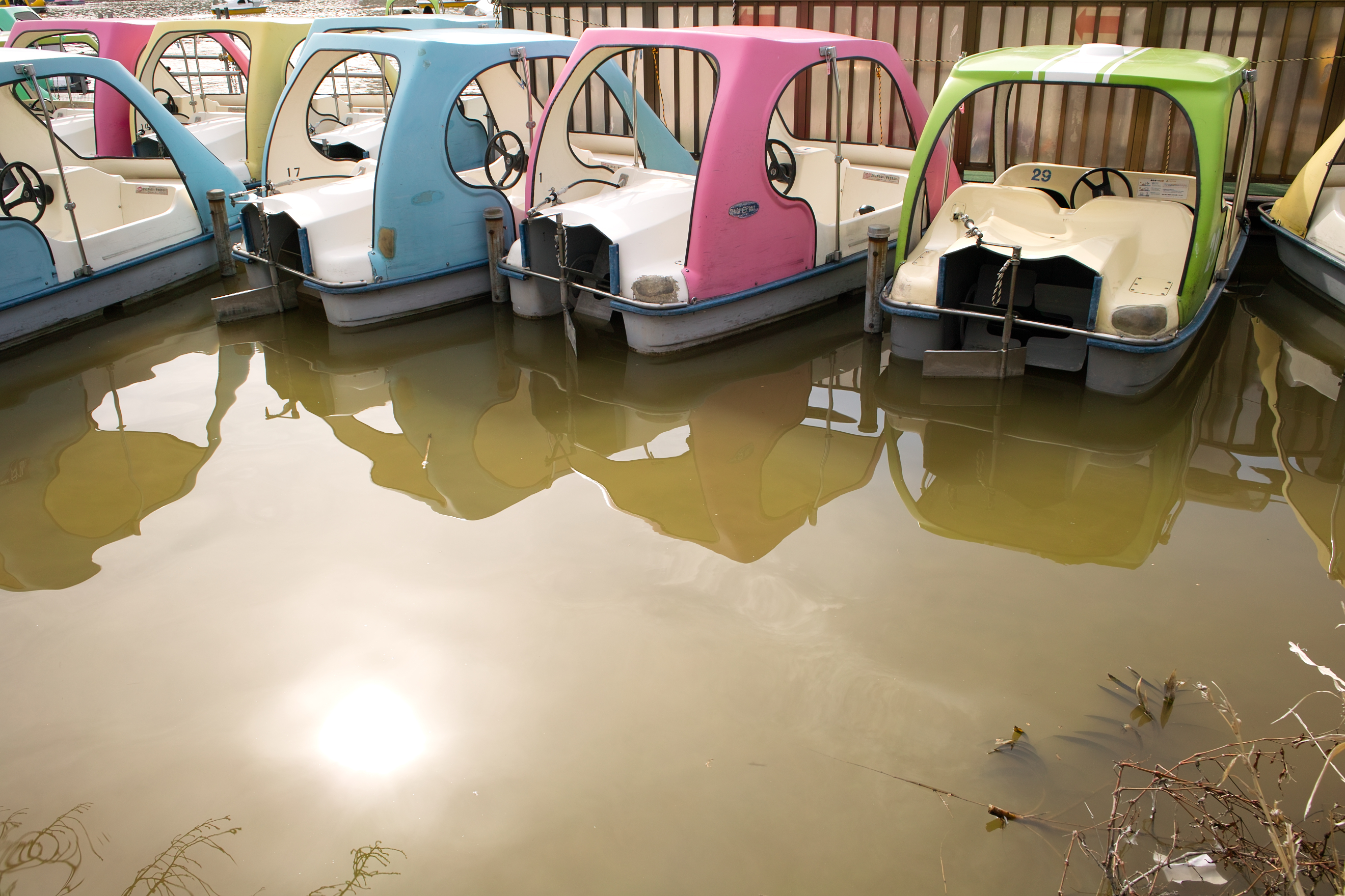 <b>JPEGに比べると、ストレート現像はマゼンタよりの色調が取れてより自然になった。ボートの色は、水色、ピンク、黄緑とも少し変化しているのが興味深い。このショットではオートが健闘しているように思った。共通設定：DP1x / 2,640×1,760 / 1/125秒 / F8 / 0EV / ISO100 / マニュアル / WB:晴れ / 16.6mm</b>