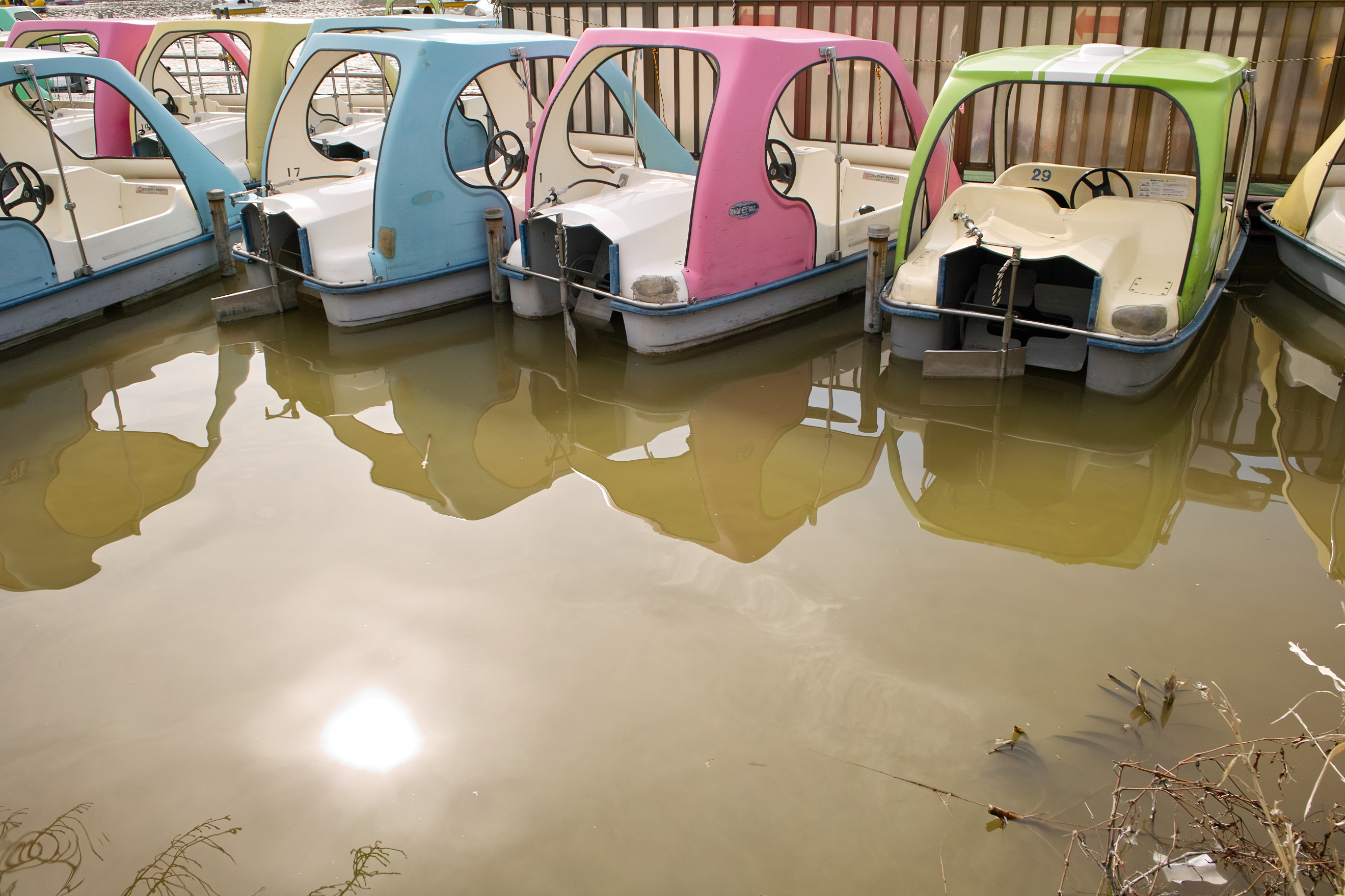 <b>JPEGに比べると、ストレート現像はマゼンタよりの色調が取れてより自然になった。ボートの色は、水色、ピンク、黄緑とも少し変化しているのが興味深い。このショットではオートが健闘しているように思った。共通設定：DP1x / 2,640×1,760 / 1/125秒 / F8 / 0EV / ISO100 / マニュアル / WB:晴れ / 16.6mm</b>