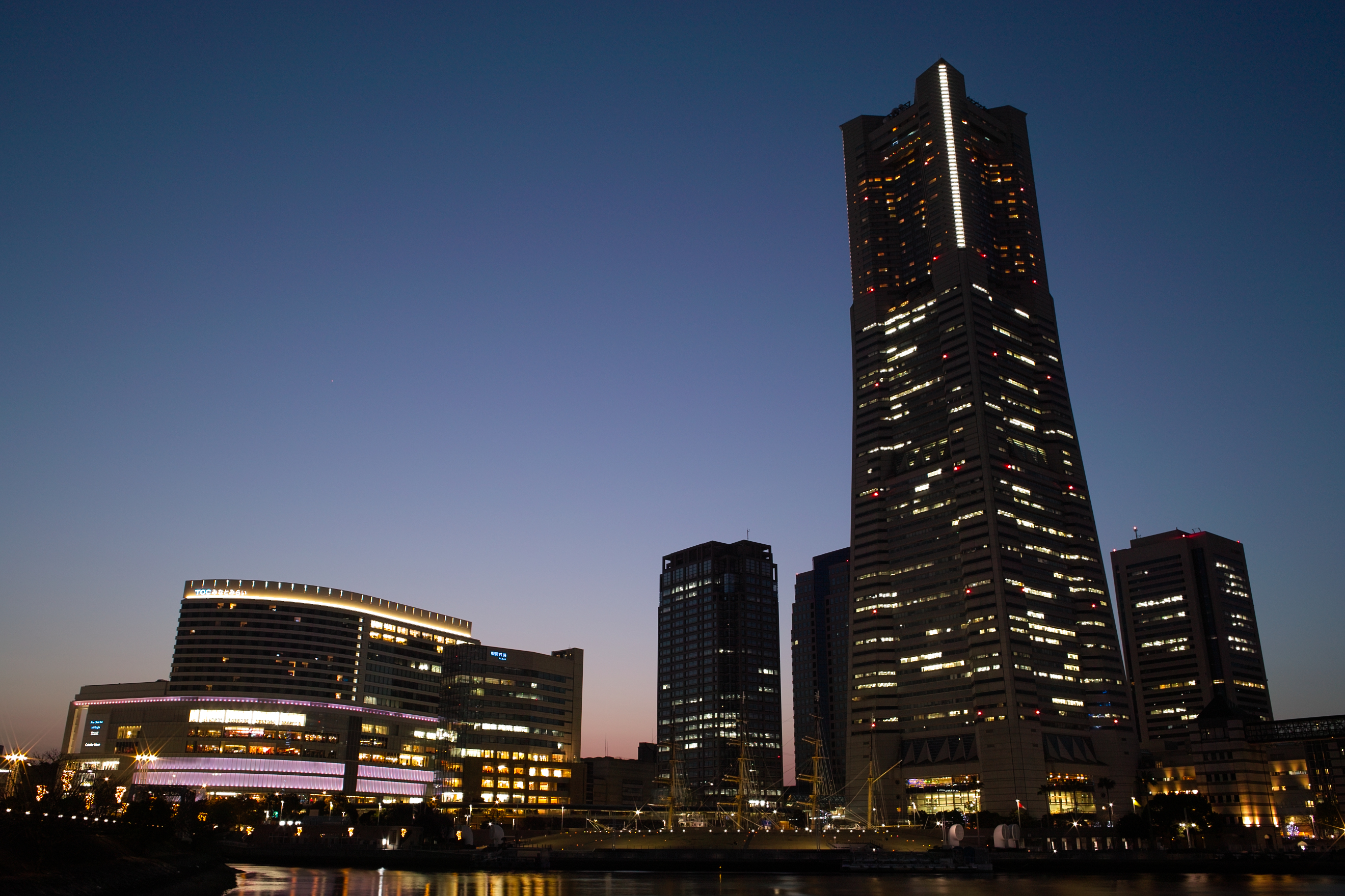 <b>夕暮れとあって、ややマゼンタよりになるJPEGがこのシーンには合っているようにみえる。ただビルの壁面などを見ると、ストレート現像のほうがもやもやが無く綺麗。ダイナミックレンジもストレート現像のほうが広いようだ。オートはかなり暗部を持ち上げている。共通設定：DP1x / 2,640×1,760 / 2.5秒 / F8 / -1EV / ISO100 / 絞り優先AE / WB:晴れ / 16.6mm</b>