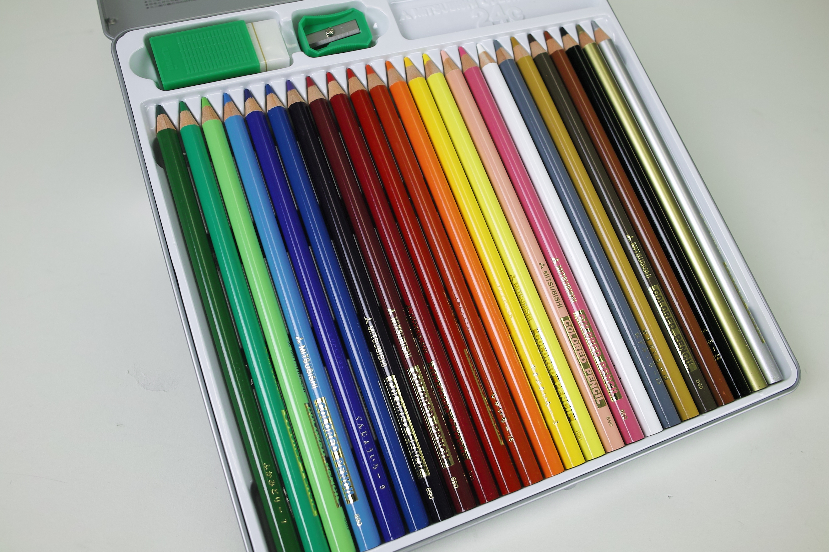 <b>JPEGに比べてストレート現像は原色があざやかに出る。コントラストもやや高く締った描写だ。高彩度なリバーサルフィルムを思わせる。共通設定：DP1x / 2,640×1,760 / 1/30秒 / F5.6 / 0EV / ISO100 / 絞り優先AE / WB:カスタム / 16.6mm</b>