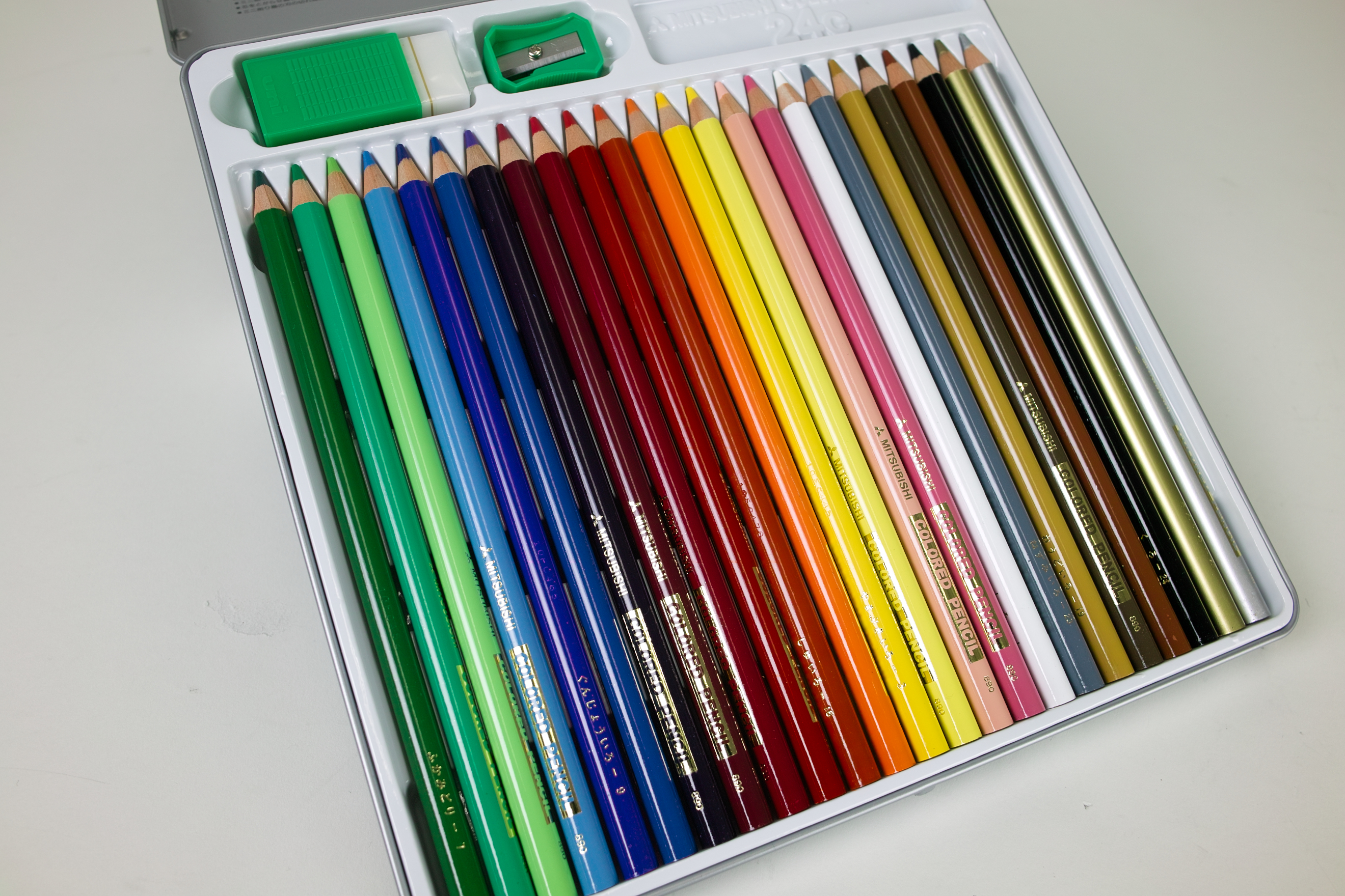 <b>JPEGに比べてストレート現像は原色があざやかに出る。コントラストもやや高く締った描写だ。高彩度なリバーサルフィルムを思わせる。共通設定：DP1x / 2,640×1,760 / 1/30秒 / F5.6 / 0EV / ISO100 / 絞り優先AE / WB:カスタム / 16.6mm</b>