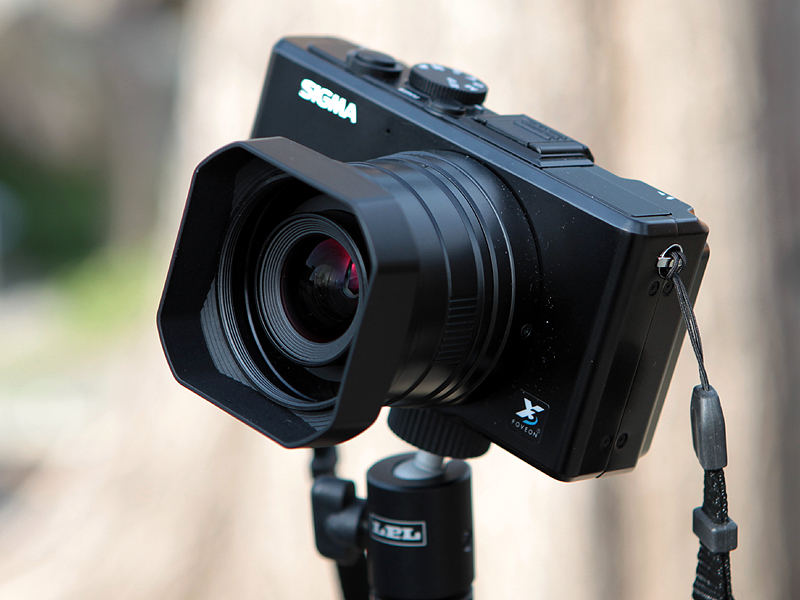 <b>DP1x。専用フードアダプター「HA-11」を装着</b>