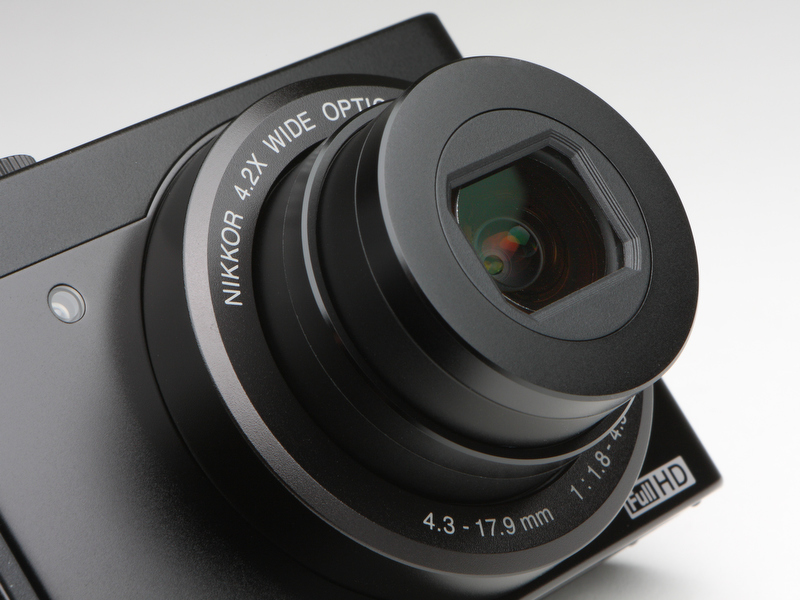 <b>レンズは24mmから100mm相当の光学4.2倍ズームを搭載。ワイド端開放値はF1.8。ニッコールの称号が付く</b>