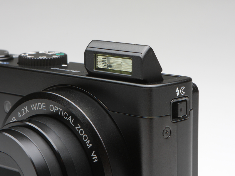 <b>ポップアップ式のストロボを採用。ガイドナンバーは不明だが、ISO感度設定オート時は最大6.5m（広角端）まで調光が可能</b>