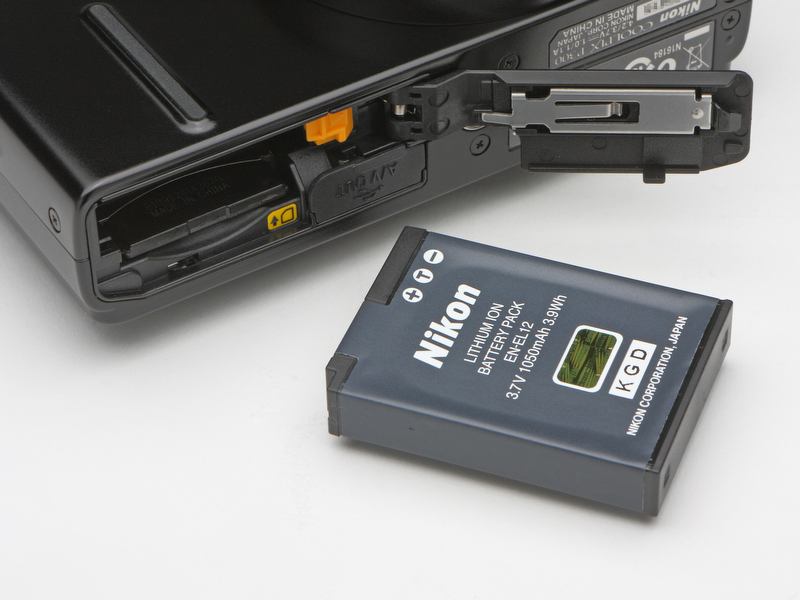 <b>バッテリーはEN-EL12を使用する。フル充電で最大約240コマの撮影が可能（CIPA準拠）</b>