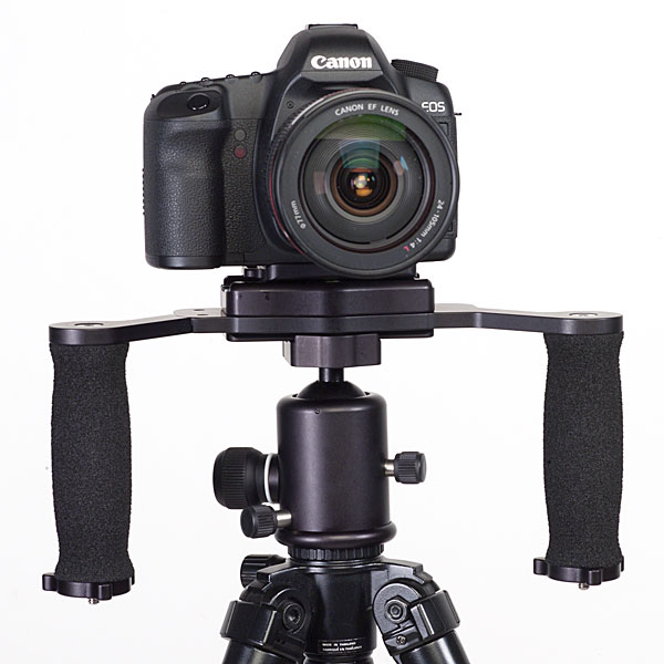 <b>自由雲台に装着すれば、簡易なパンハンドルにもなるという</b>