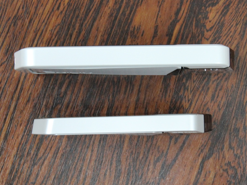 <b>EX-TR100（上）と比較。コンセプトモックは一回り小さく薄い</b>