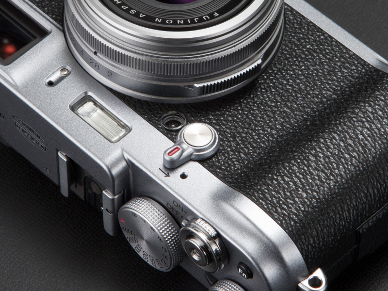 <b>本体前面のファインダー切換レバーを使い、OVFとEVFを切り換える。一見するとセルフタイマーのようだ</b>