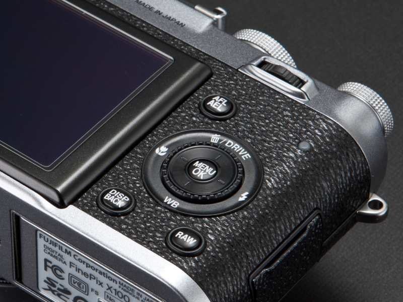 <b>DISPボタンを押すと、ファインダーや液晶モニターの表示スタイルが切り替わる。</b>