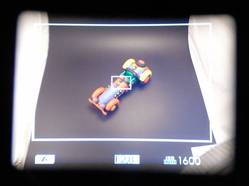 <b>パララックス補正前<br>通常は視野の中央にブライトフレームが表示されている</b>