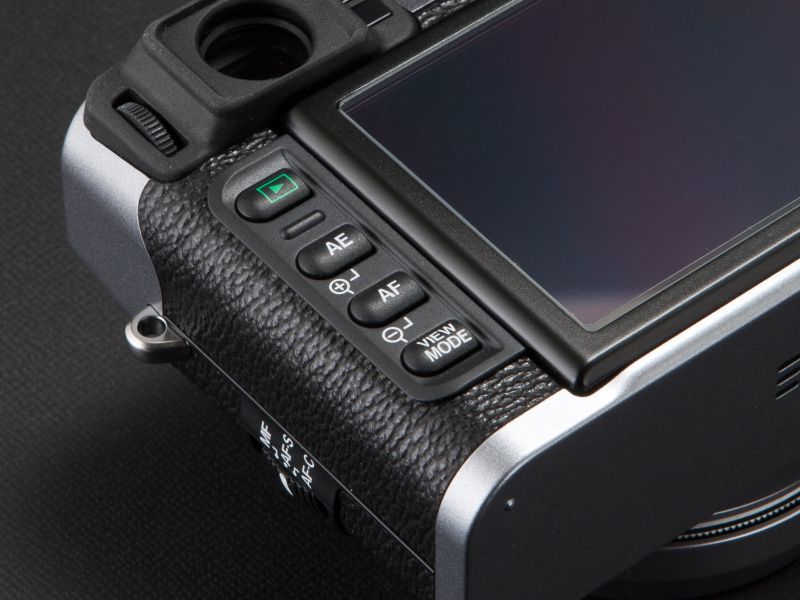 <b>VIEW MODEボタンを押すと、液晶モニターとファインダーの表示スタイルを選択できる</b>