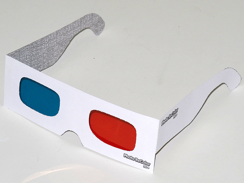 <b>Photo ReColor 3D+にのみ赤と青のセロファンが同梱されている。PDFのメガネフレームをプリントして赤青メガネが作れるようになっている</b>