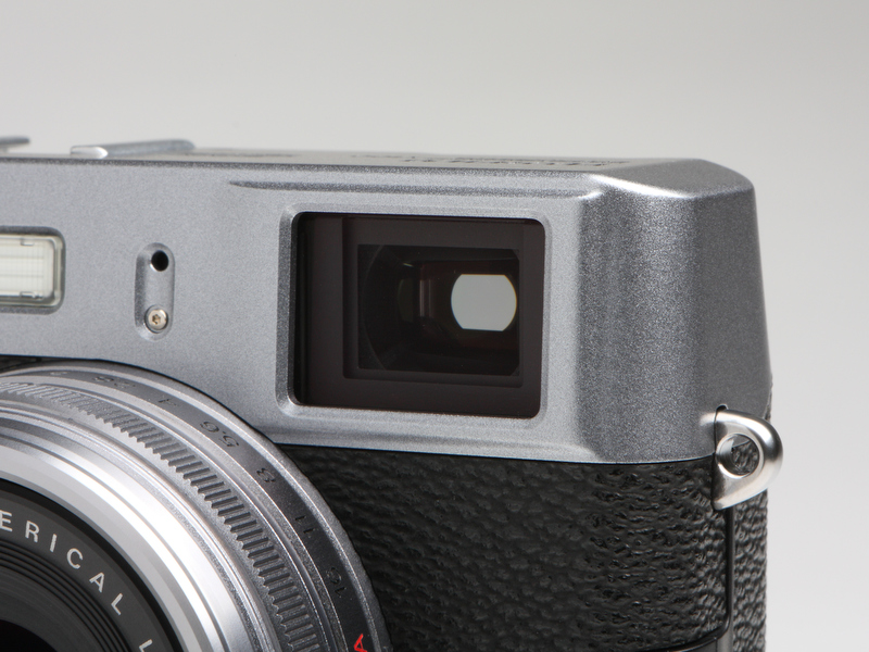 <b>ファインダー倍率は0.5倍。もう少し倍率が大きいと、右目でファインダーを覗いたとき、左の目で被写体を直視しても違和感が少なくなるのだが。右の写真は遮光シャッターが閉じた状態、すなわちEVF使用時の状態である</b>