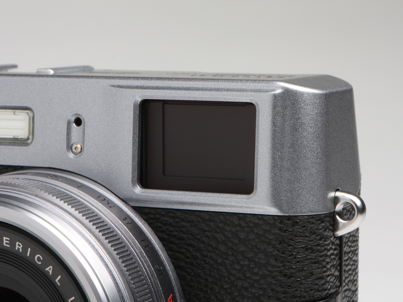 <b>ファインダー倍率は0.5倍。もう少し倍率が大きいと、右目でファインダーを覗いたとき、左の目で被写体を直視しても違和感が少なくなるのだが。右の写真は遮光シャッターが閉じた状態、すなわちEVF使用時の状態である</b>