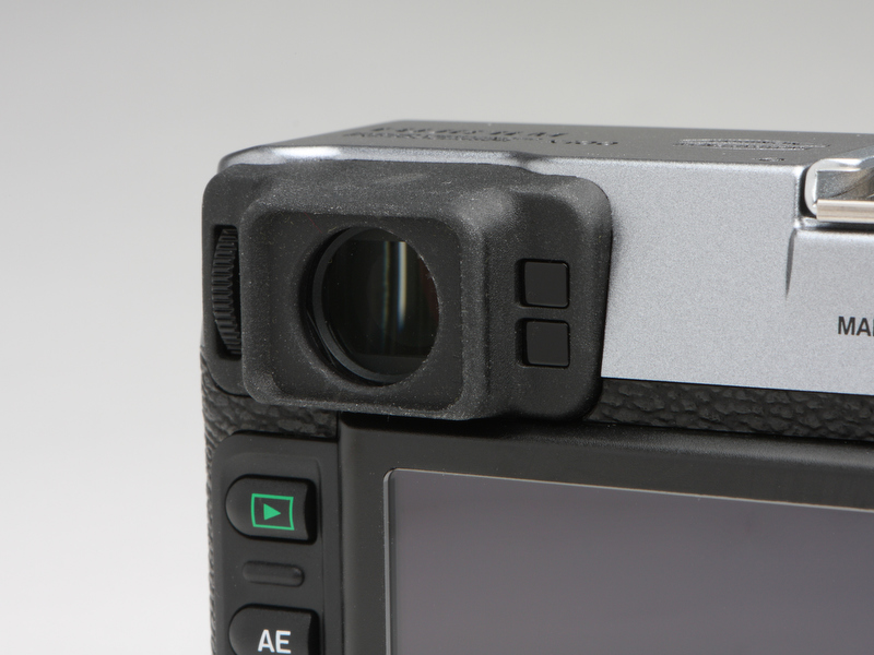 <b>アイセンサーを備えるアイピース部。メガネをかけた状態でも比較的見やすい。ちなみに、光学系には高屈折ガラス、スーパーEBCコーティングの採用で、収差が少なくクリアな見え具合だ</b>