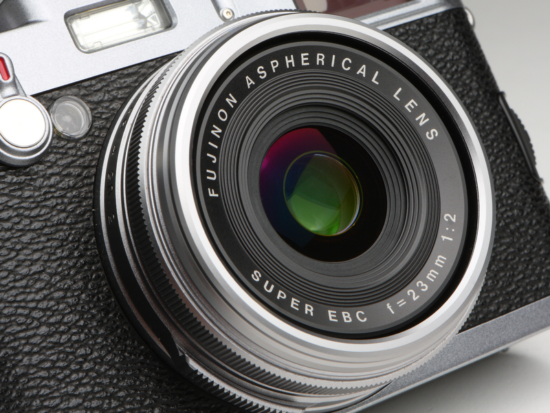 <b>固定式単焦点レンズFUJINON 23mm F2を搭載。35mm判に換算して約35mm相当の画角となる。両面非球面レンズ1枚を含む6群8枚の構成だ。最短撮影距離10cm、3段分減光のNDフィルターを内蔵する</b>