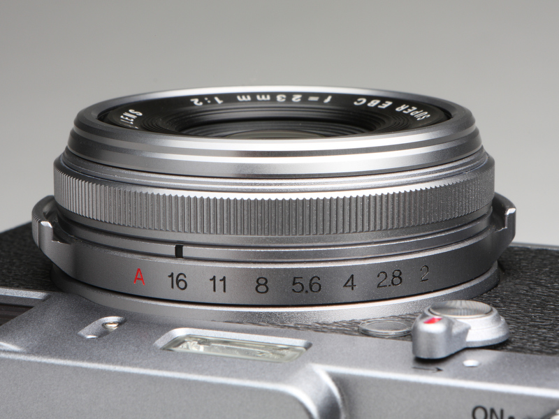<b>絞りリングには指がかりが2カ所備わり操作性は良好。写真ではタテ方向にローレットの刻まれている部分がフォーカスリングとなる。いずれのリングとも金属ブロックからの削り出しにより製造されている</b>
