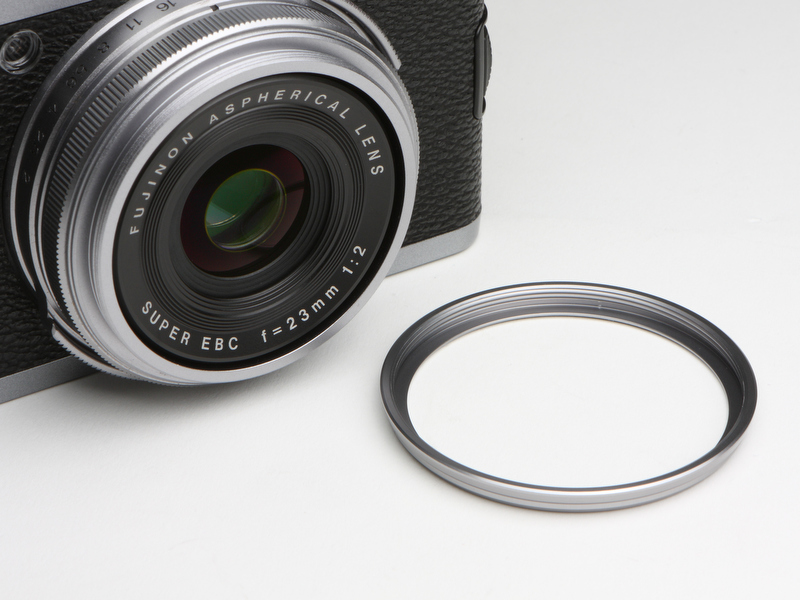 <b>レンズ先端にオスネジが切ってあり、アダプターリングが付けられるようになっている。フードおよびフィルター（49mm径）は、アダプターリングを介してカメラに装着する。写真はオスネジをカバーするフロントリング</b>