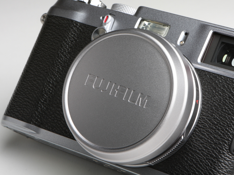 <b>アルミ製のレンズキャップ。かぶせ式だが、しっかりとレンズと密着する。ただし、レンズフードをカメラに装着するとレンズキャップが装着できなくなるのが残念。無くしたときの代償も高そうだ</b>