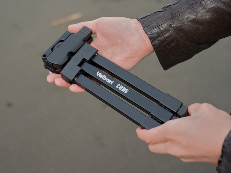 <b>脚を収納した状態。雲台も含めてフラットになるので収納性は抜群だ</b>