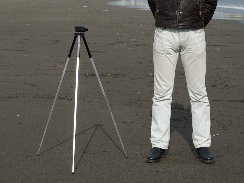 <b>脚を伸ばしたところ。雲台は固定式でエレベーターはない。全高は94cm</b>