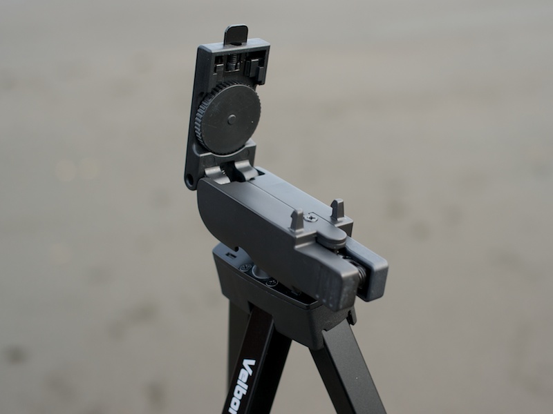 <b>上部を起こすことで縦位置撮影に対応する</b>