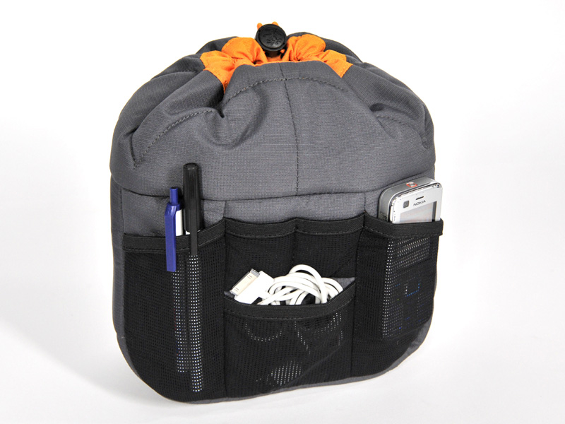 <b>背面にメッシュポケットを装備</b>