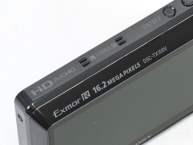 <b>ステレオマイクは本体上部に移動した</b>