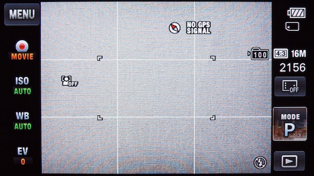 <b>静止画モード（4:3）では、3.5型ワイド画面の左右に黒枠ができて、その左側の黒枠内に録画ボタンのアイコンが配置できる。だが、静止画モードで動画を撮ろうとすると、録画ボタンをタッチしても約6秒弱（実測値）後でないと録画が開始されない。撮影モードを、動画モード（16:9）に切り替えておけば、そのタイムラグは4秒くらい短縮できる</b>