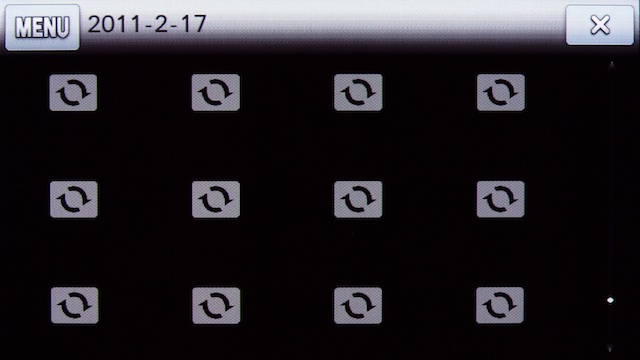 <b>再生時に一覧表示アイコンをタッチすると、画面上には12枚の画像が表示される。その待ち（読み込み）時間がけっこう長めなので、ちょっとイライラさせられる。ただし、割と短めな場合もあったりする</b>