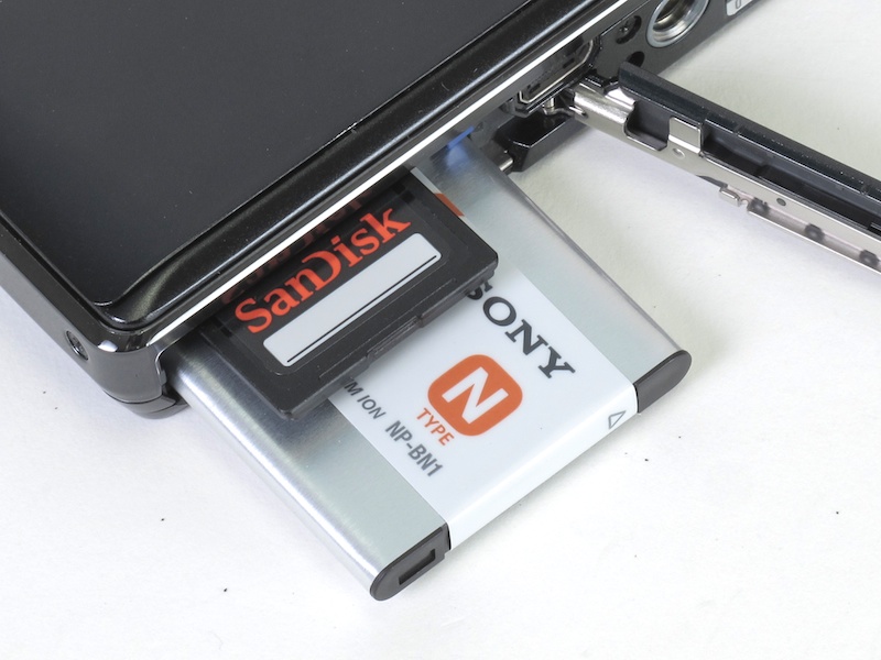 <b>記録メディアは、SDXC/SDHC/SDメモリーカードおよびメモリースティックデュオ系。当然、TransferJet搭載メモリースティックにも対応する。バッテリーはリチウムイオンNタイプ。撮影枚数は約220枚。だが、GPS機能を使用したり、頻繁に動画撮影を行なうとバッテリー消費が激しい。予備バッテリーを用意したい</b>