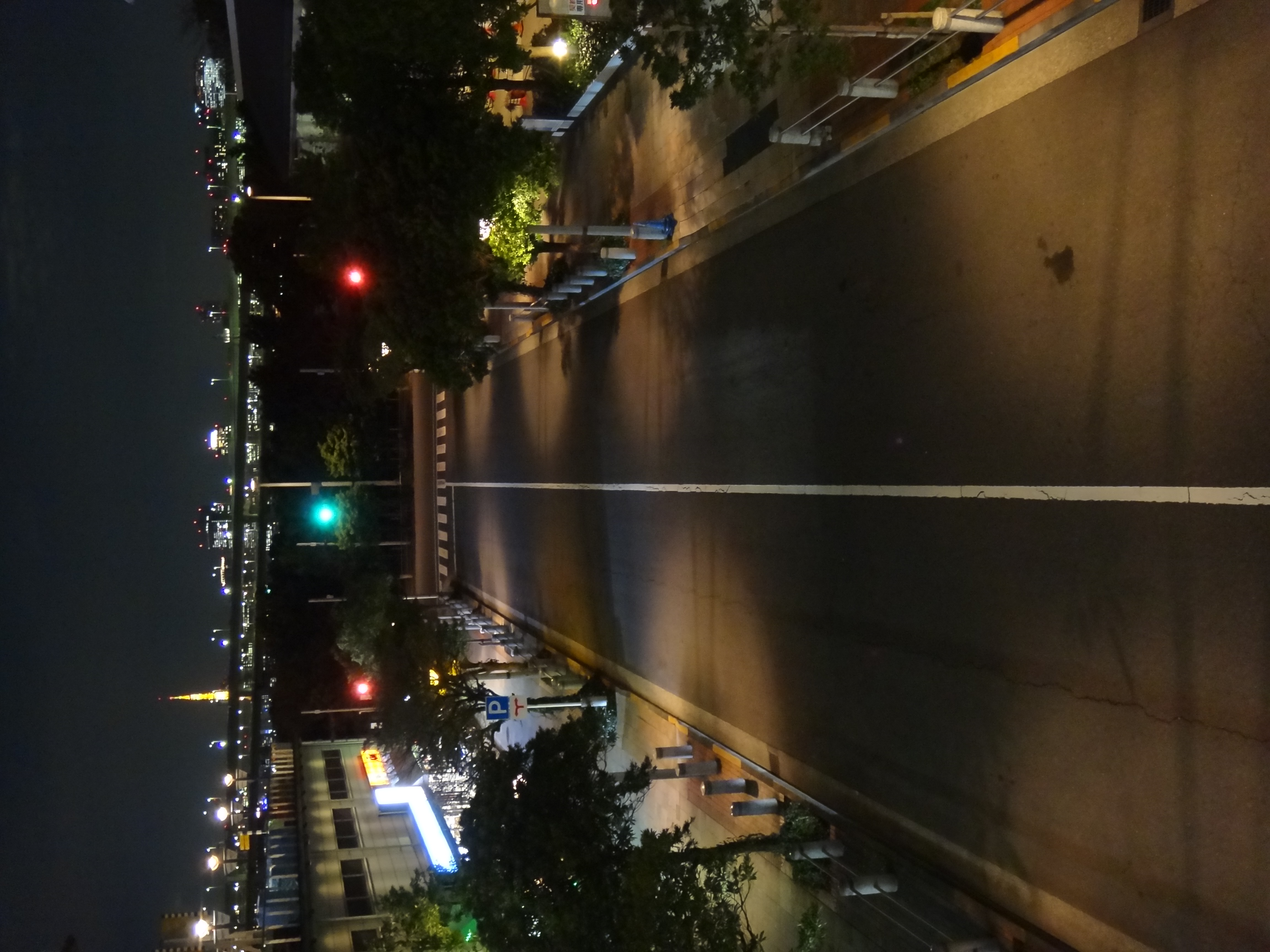 <b>手持ち夜景 / DSC-TX100V / 3.0MB / 3,456×4,608 / 1/8秒 / F3.5 / 0.0EV / ISO2000 / WB:自動 / 7.3mm</b>