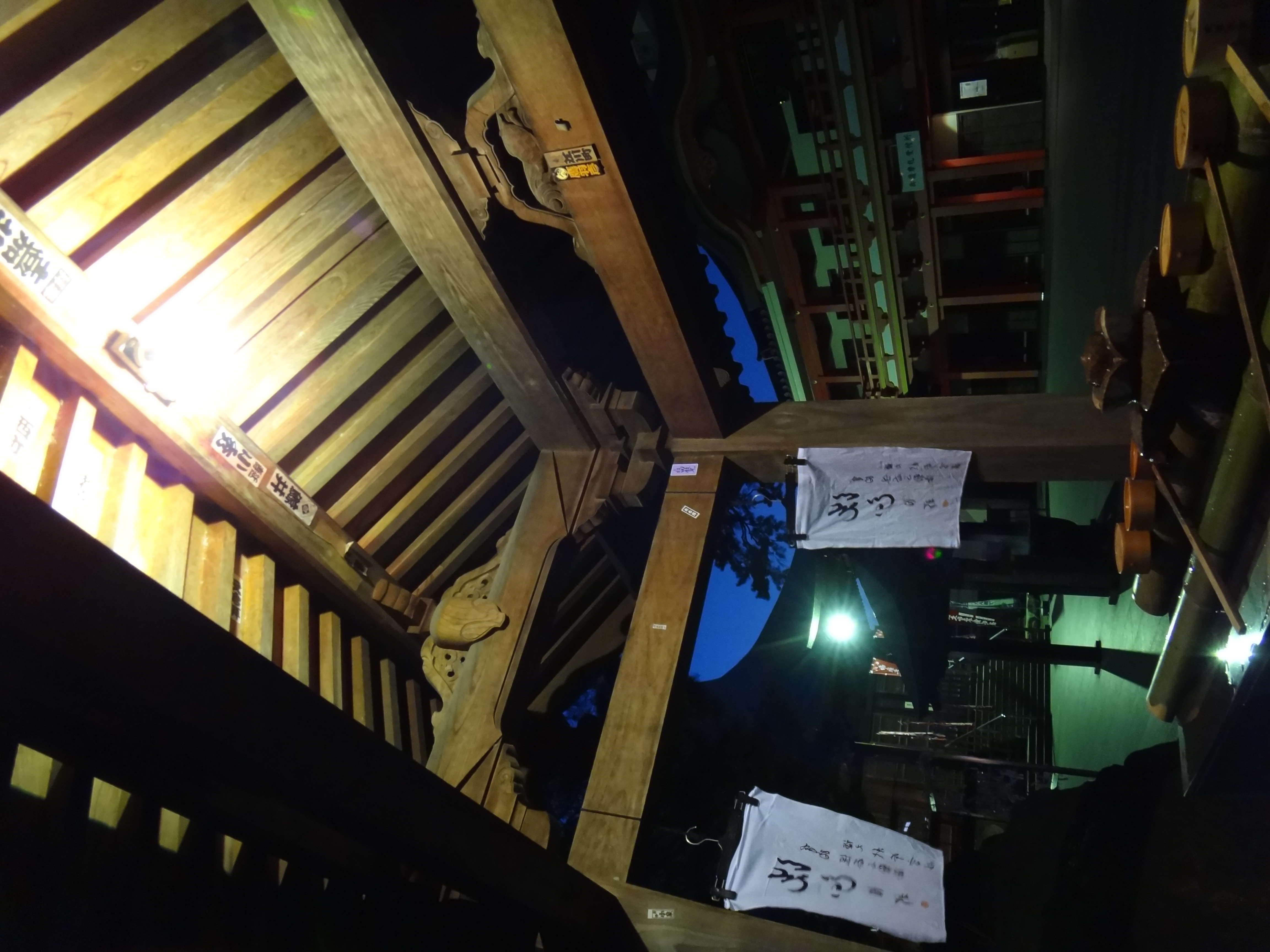 <b>手持ち夜景 / DSC-TX100V / 2.7MB / 3,456×4,608 / 1/8秒 / F3.5 / 0.0EV / ISO1000 / WB:自動 / 4.4mm</b>