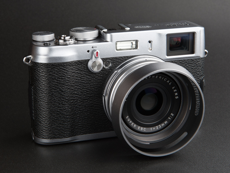 <b>純正レンズフードはボディカラーと同じシルバーに塗装され、統一感のあるスタイルだ</b>