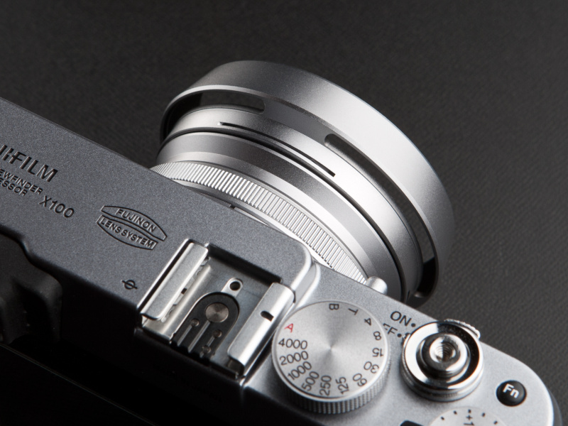 <b>35mm用フードなので、それほど厚みはない。X100のコンパクトさを損なわないフードだ</b>