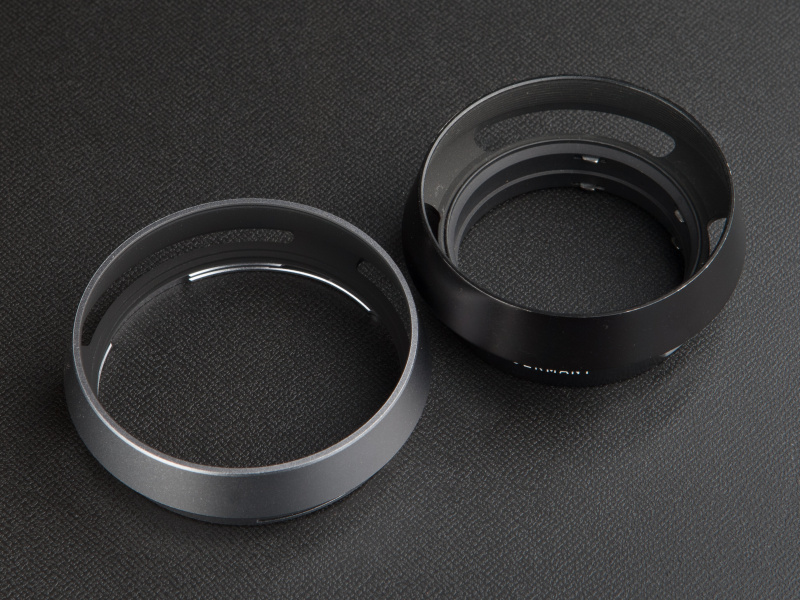 <b>ライカ用三穴スリットフード（右）と並べてみた。三穴スリットはライカ用フードの定番スタイルだ</b>