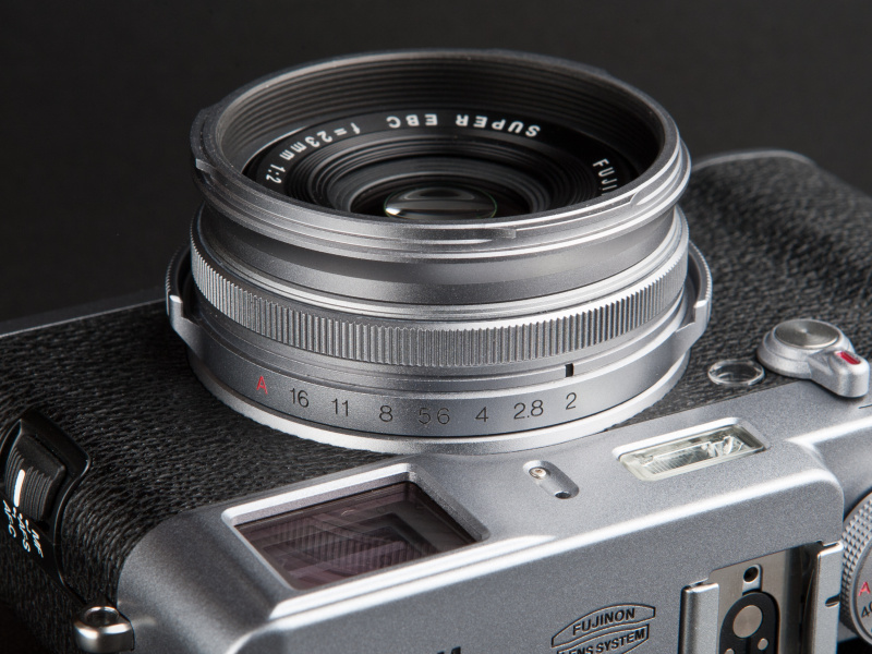 <b>リングアダプターは外周にフード用のバヨネットがある。内側には49mm径のねじ切りが施してある</b>