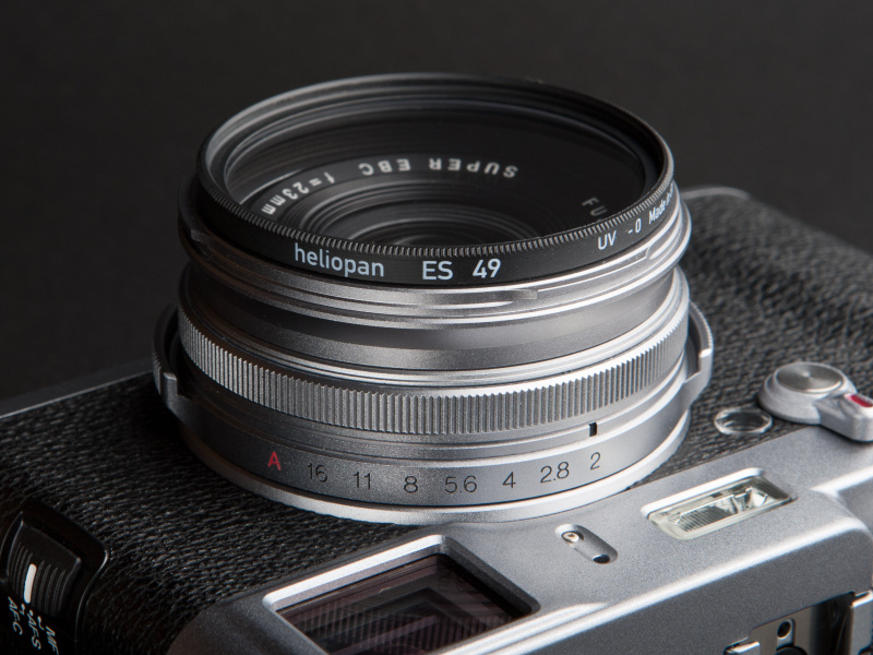 <b>リングアダプターに49mm径保護フィルターを付けてみた。この状態でフード装着も可能</b>