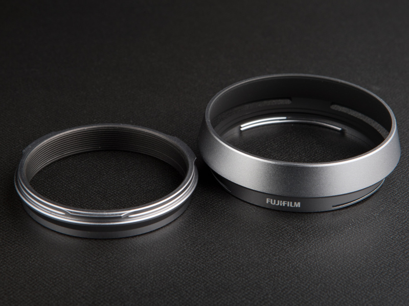 <b>リングアダプターとフードの内側は、内面反射防止のためにマットブラックで塗装してある</b>