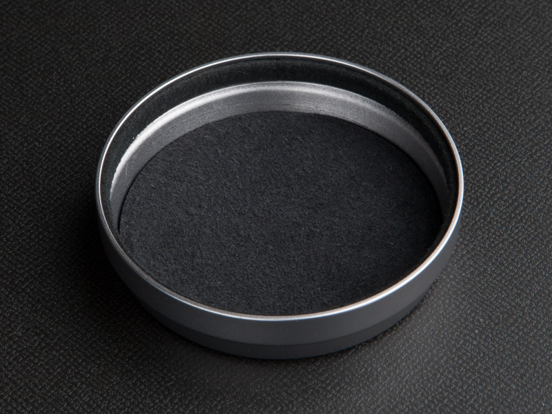 <b>レンズキャップの内側にはフェルトが貼ってあり、レンズを傷つけないように配慮している</b>