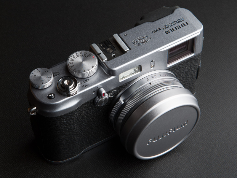 <b>リングアダプターの上からキャップを装着してみた。フィルター装着した状態でもかぶせられる</b>