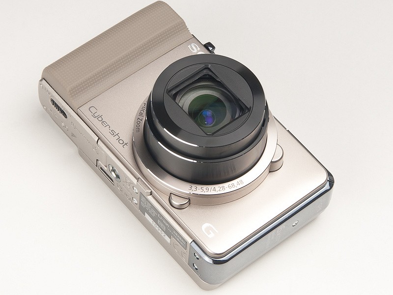 <b>光学16倍ズームGレンズを採用したDSC-HX9V。広角端の開放F値がF2.8クラスだとなお良かった</b>