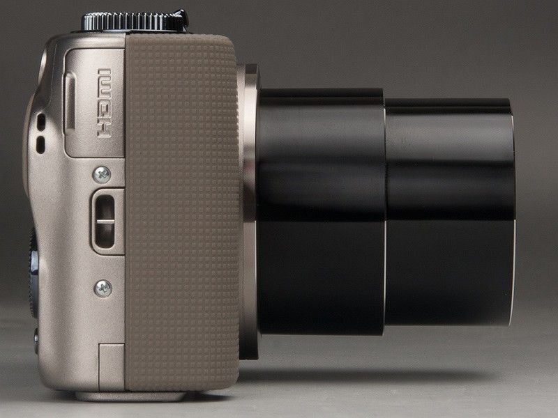 <b>望遠端までズームしてもそれほどレンズの繰り出しは大きくない</b>